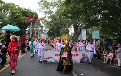 MIN 2 Langsa Meriahkan Pawai Alegoris HUT RI ke-79 di Kota Langsa